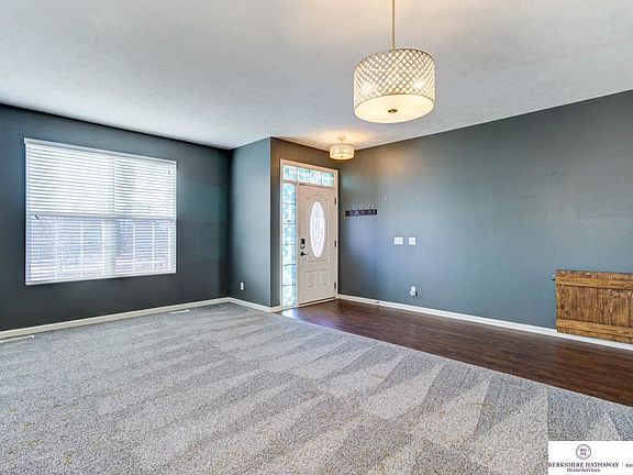 5th image of 16124 Cary St