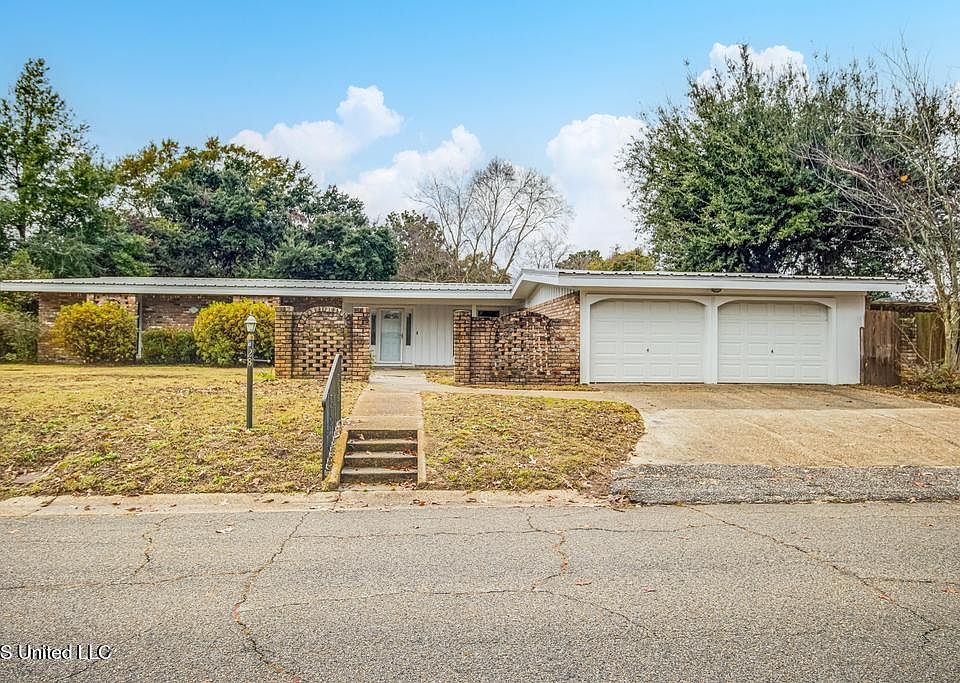 1st image of 28 Woodglen Dr