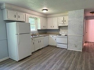 4th image of 563 Donna Dr