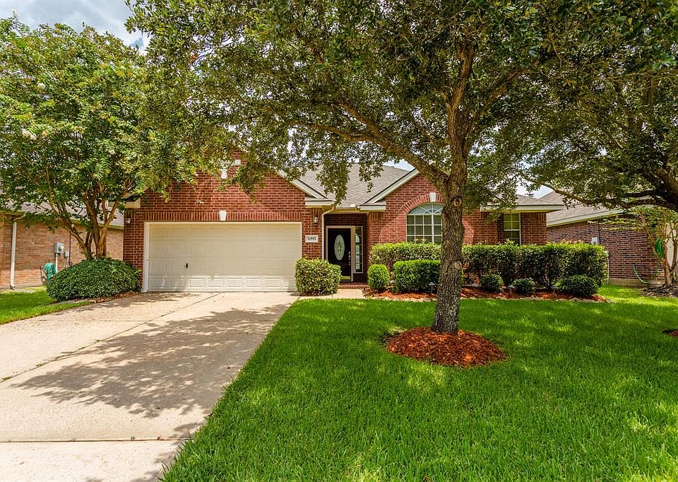 Great, 3/2/2 move-in ready home on the quiet end of a cul-de-sac street in the neighborhood of Woodbridge Place. Nice brick elevation with trees that provide the perfect amount of shade create a welcoming first impression.