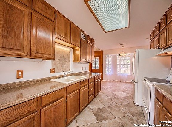 3rd image of 15607 Oak Grove Dr
