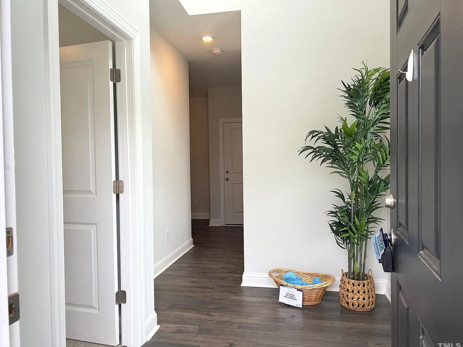 3 bed, 3.5 bath, 2245 sqft, $2,295 — Photo 3