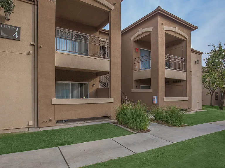 Breakwater Apartments — Photo 7