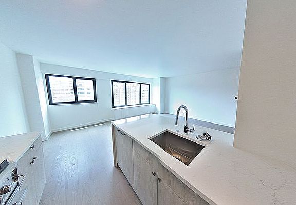 4th image of 220 E 72nd St #8F2C