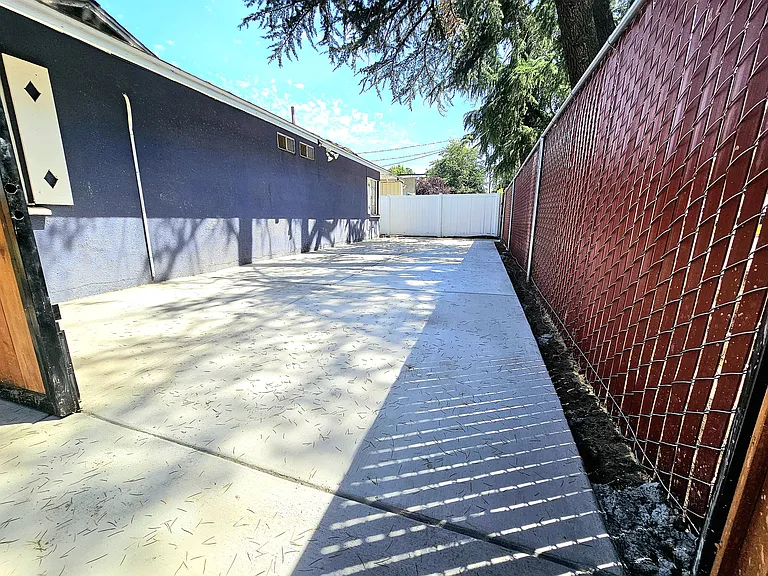 E Alamos Ave — Photo 21