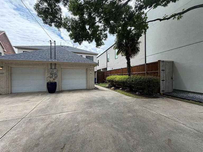1927 Summit Ave — Photo 2