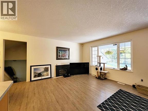 5th image of 2711 Roberta Rd