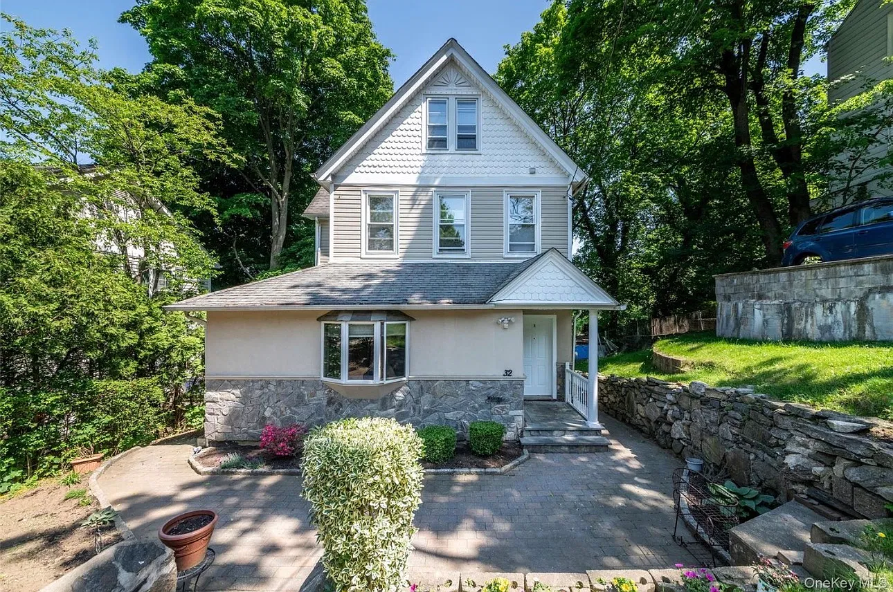32 Terrace Pl — Photo 1