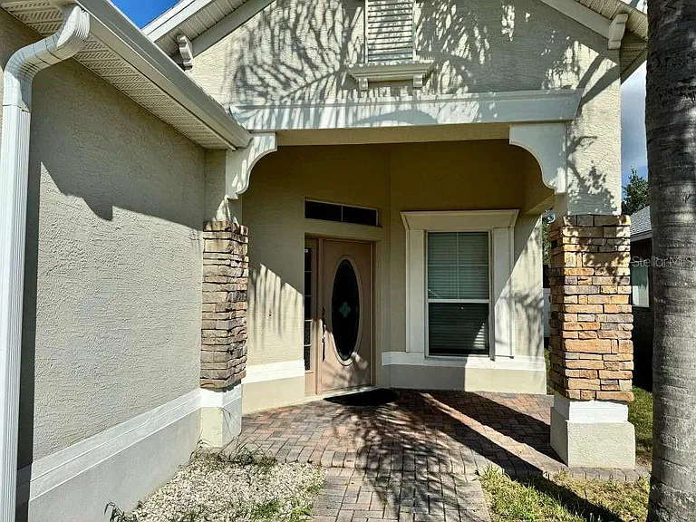 221 Towerview Dr E — Photo 2