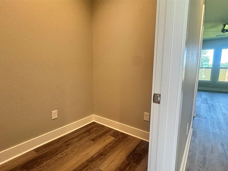 737 Ebenezer Ln — Photo 9