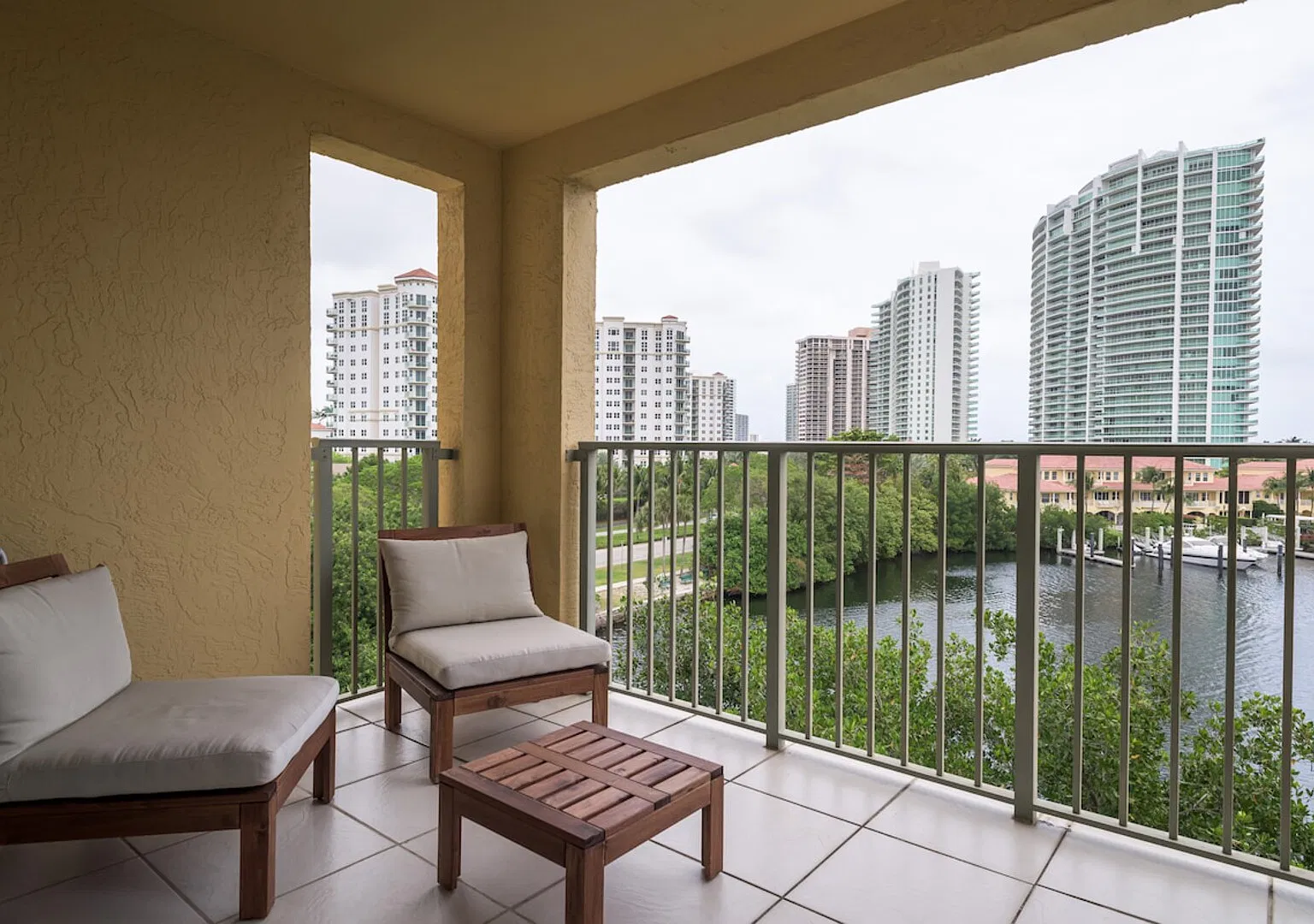 Spacious 2BR Condo Water Views in Aventura, FL — Photo 2