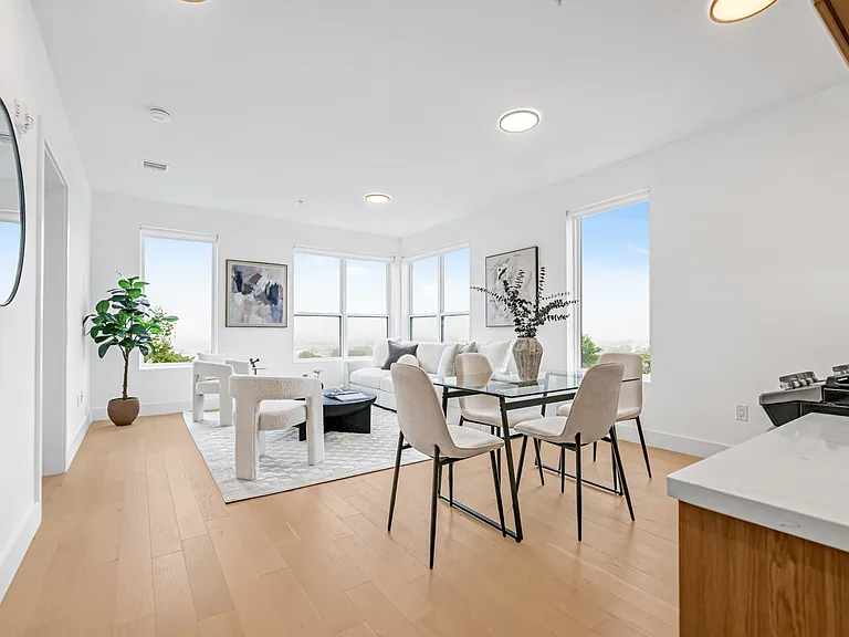 651 38th St #Penthouse 10 — Photo 5