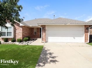 627 SW 38th Pl, Moore, OK 73160