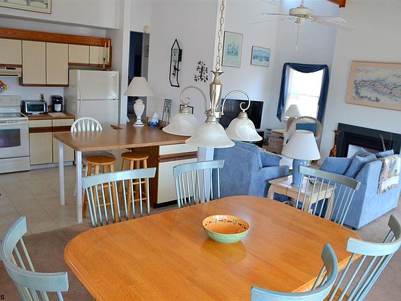 4th image of 3758 Asbury Ave #2