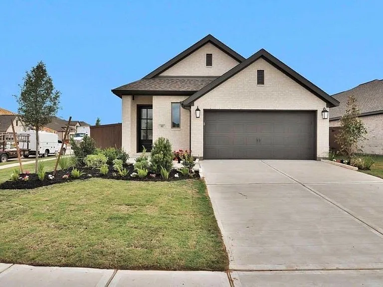 303 Eileen Dr — Photo 1