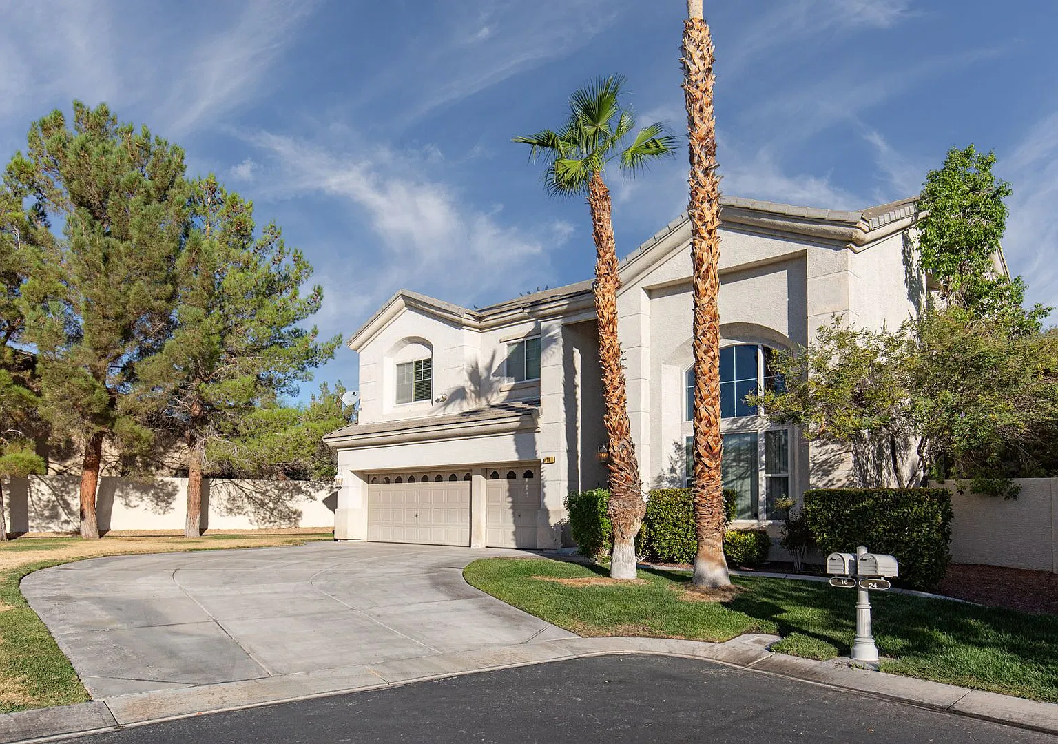 Enormous 6 bedroom home in guard gated Rhodes Ranch — Photo 2