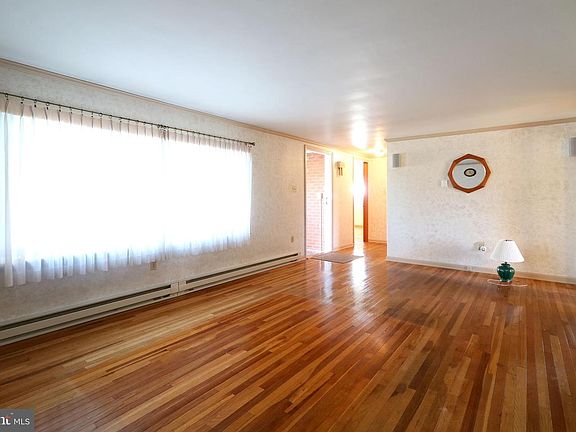 5th image of 439 Shope St