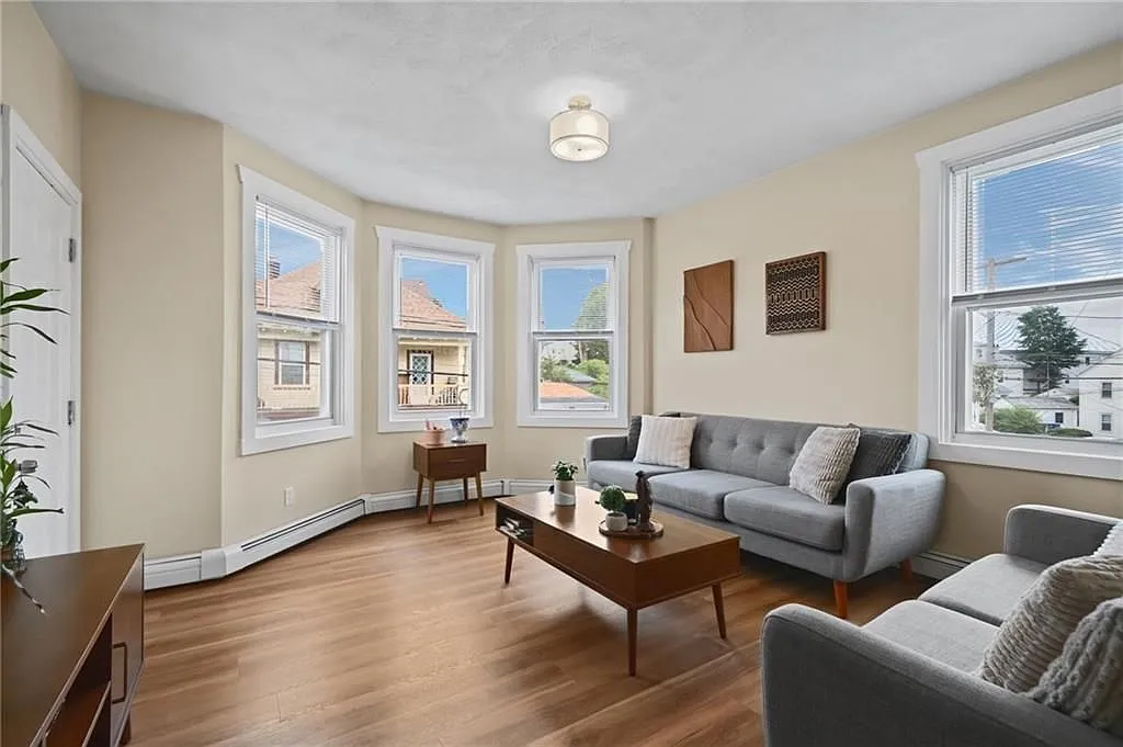 2 bed, 1.0 bath, 924 sqft, $2,000 — Photo 3