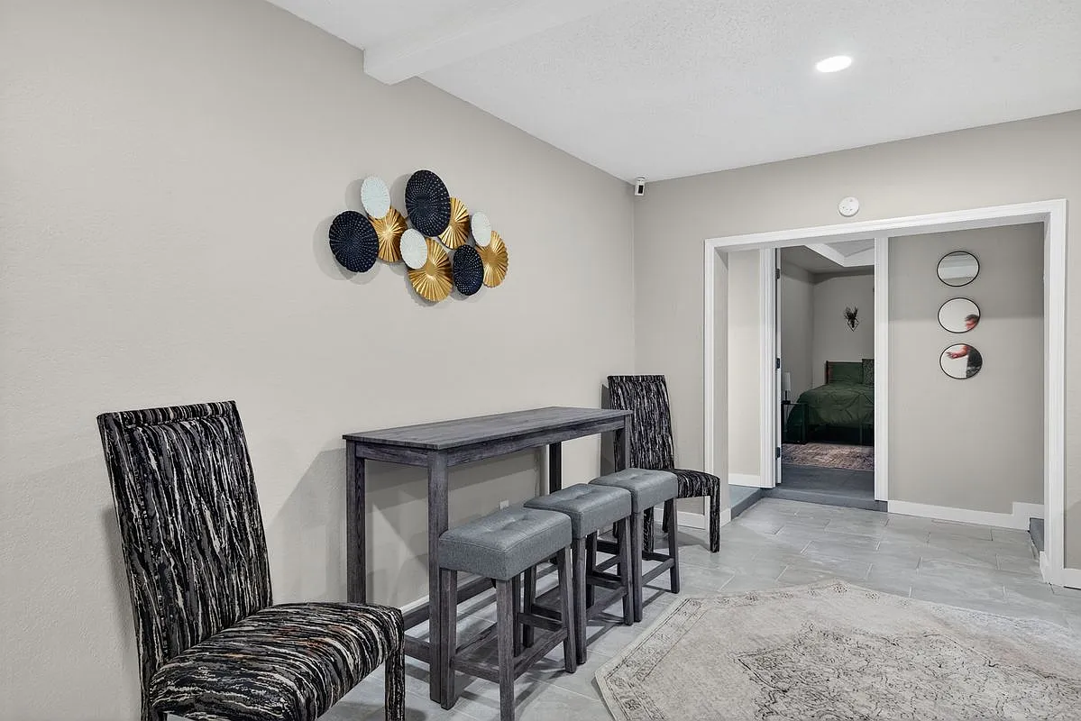 8 bed, 2.0 bath, 2084 sqft, $669 — Photo 3