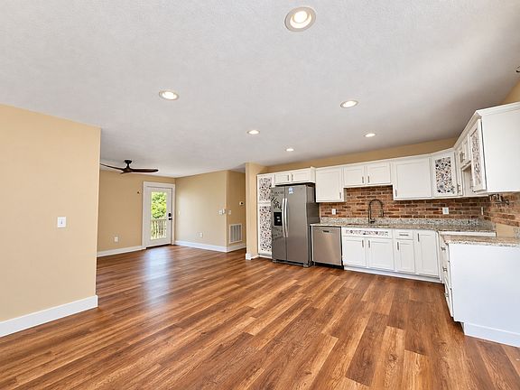 4th image of 1210 Emerald Waters Dr