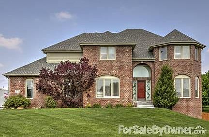 Mater Bedroom : Completely open to Master Bath