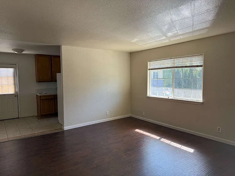 930 Ravenscourt Ave #4 — Photo 7
