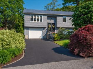 22 Daisy Ct, Cranston, RI 02920