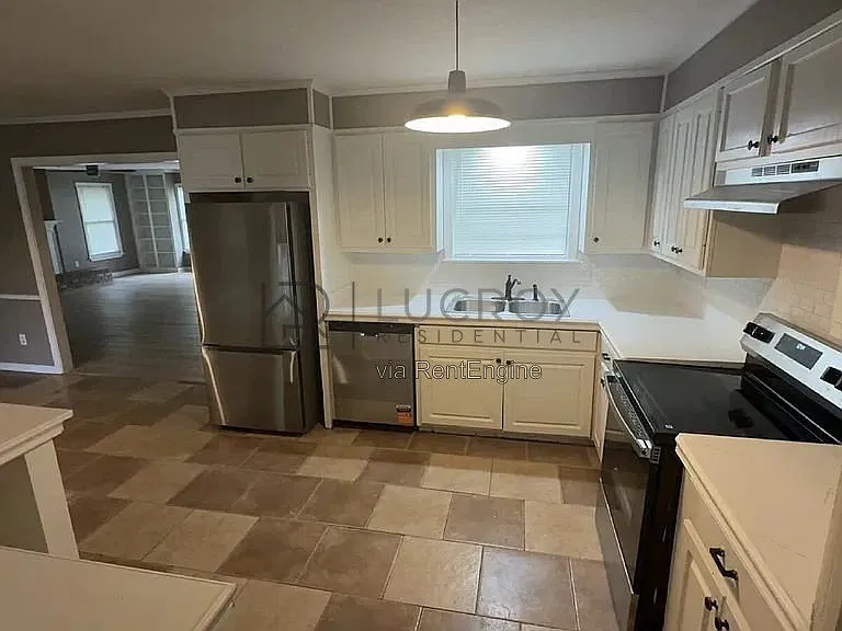 4 bed, 2.0 bath, 2344 sqft, $1,900 — Photo 3