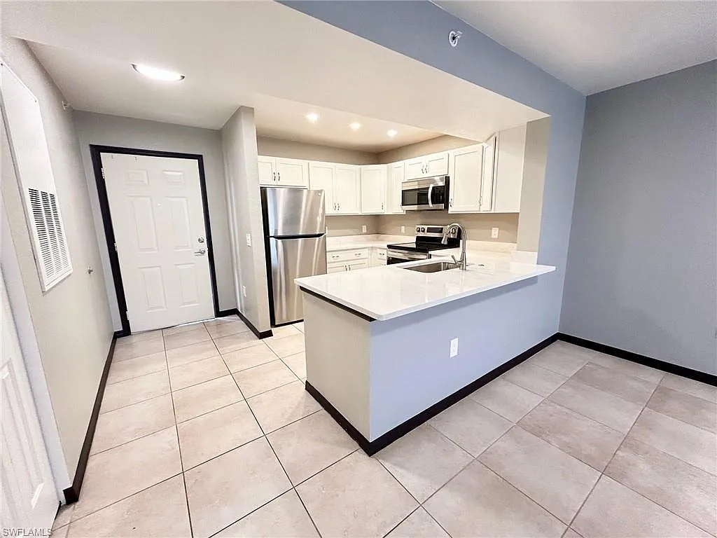 Building Photo - 8284 Key Royal Cir #1323