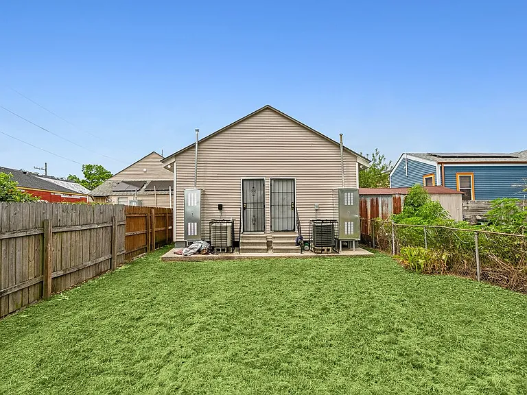 2562 N Galvez St — Photo 17