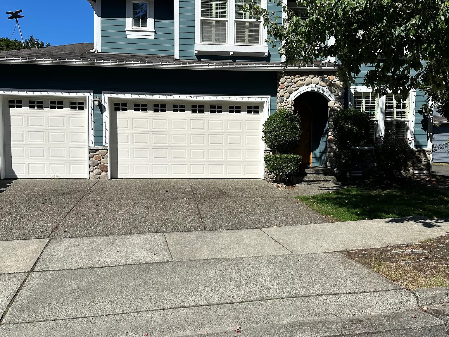 3 bed, 2.5 bath, 2210 sqft, $4,200 — Photo 1