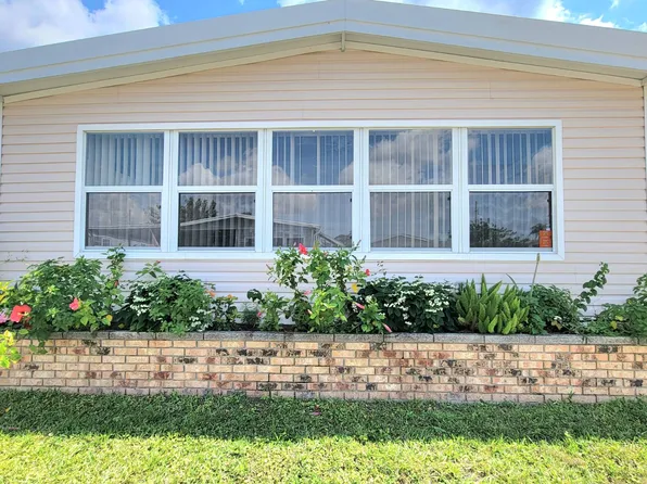 609 Plaza Del Sol, North Fort Myers, FL 33917