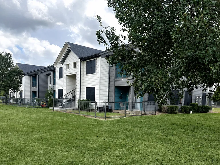 Lakeside Apartments — Photo 1
