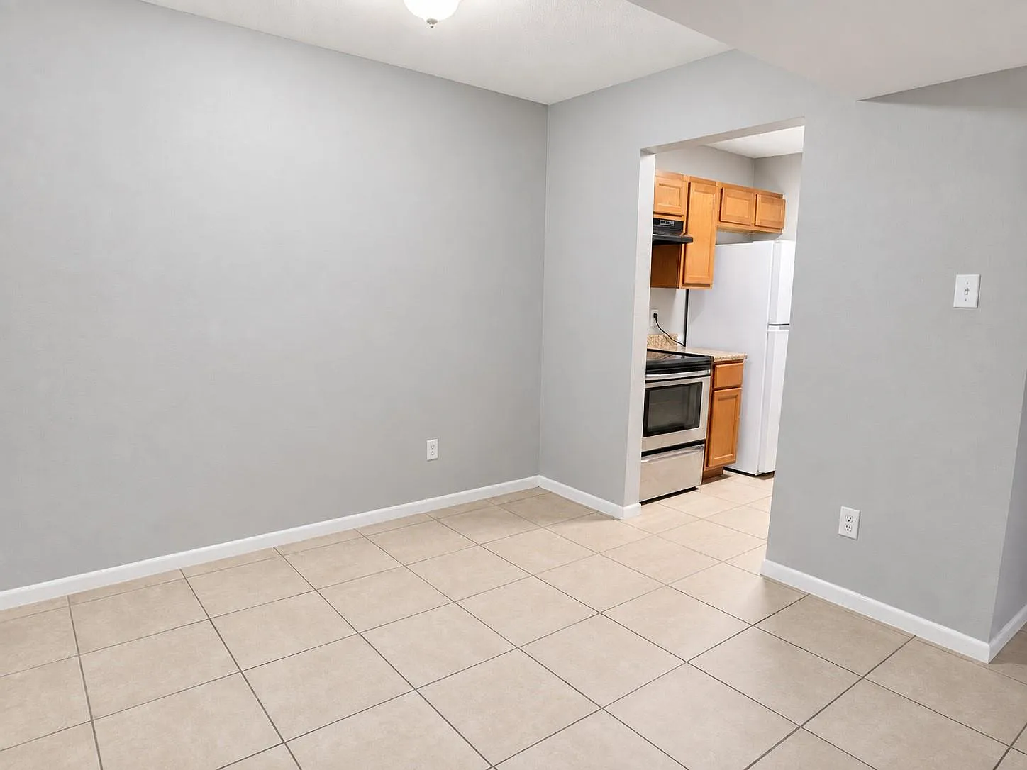 3 bed, 2.0 bath, 4224 sqft, $1,400 — Photo 3