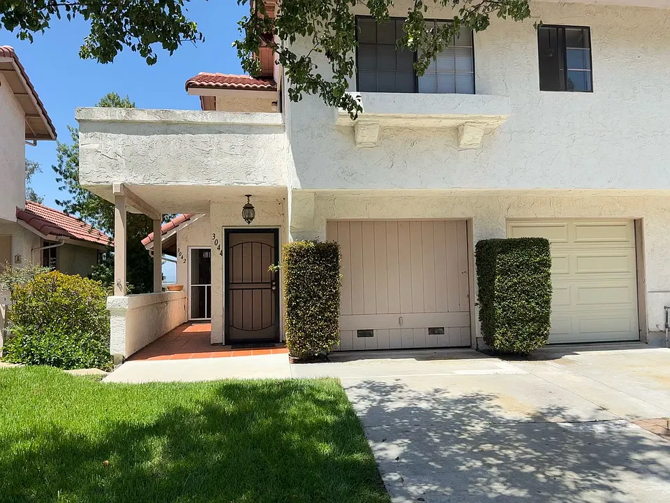 3042 Avenida Christina