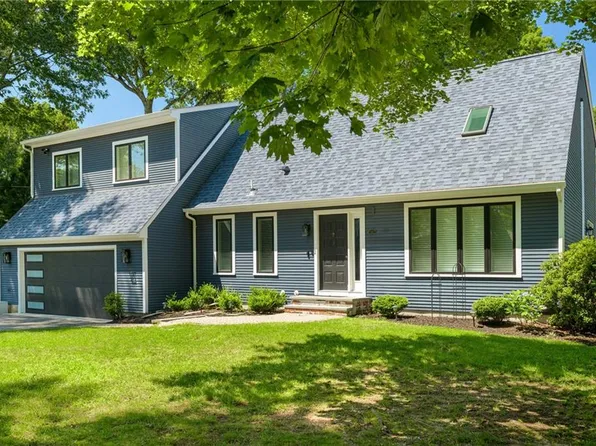 1 Tanglewood Dr, Barrington, RI 02806