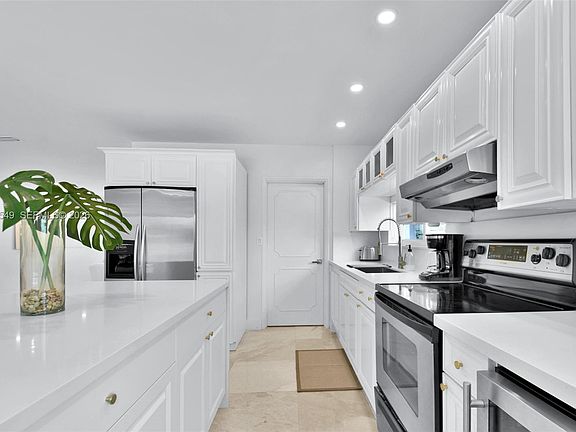 5th image of 2195 SW 25th Ter
