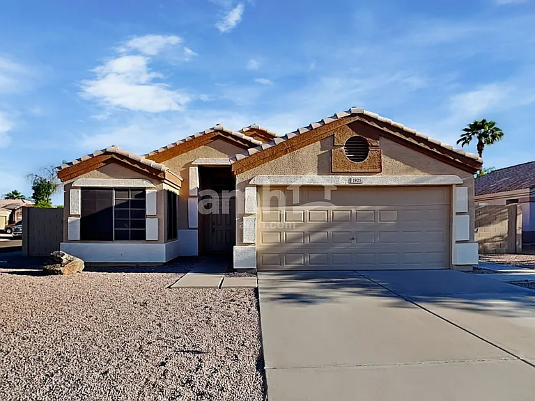 1925 E Palomino Dr — Photo 1
