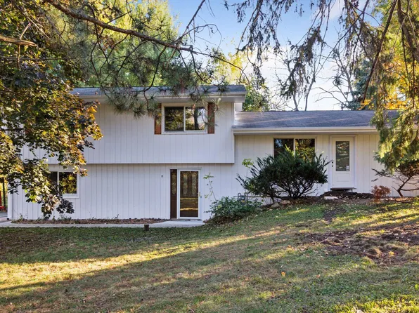 18065 Berry Ln, Deephaven, MN 55391