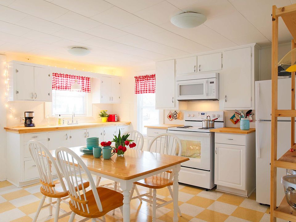 Kitchen, Electric Stove, Fully Equipped for cooking, baking, dining. Microwave, NO DISHWASHER, Fridge, Keurig, Mr. Coffee, filters, cups, utensils, dishes, pots, pans, toaster, blender, crockpot etc....