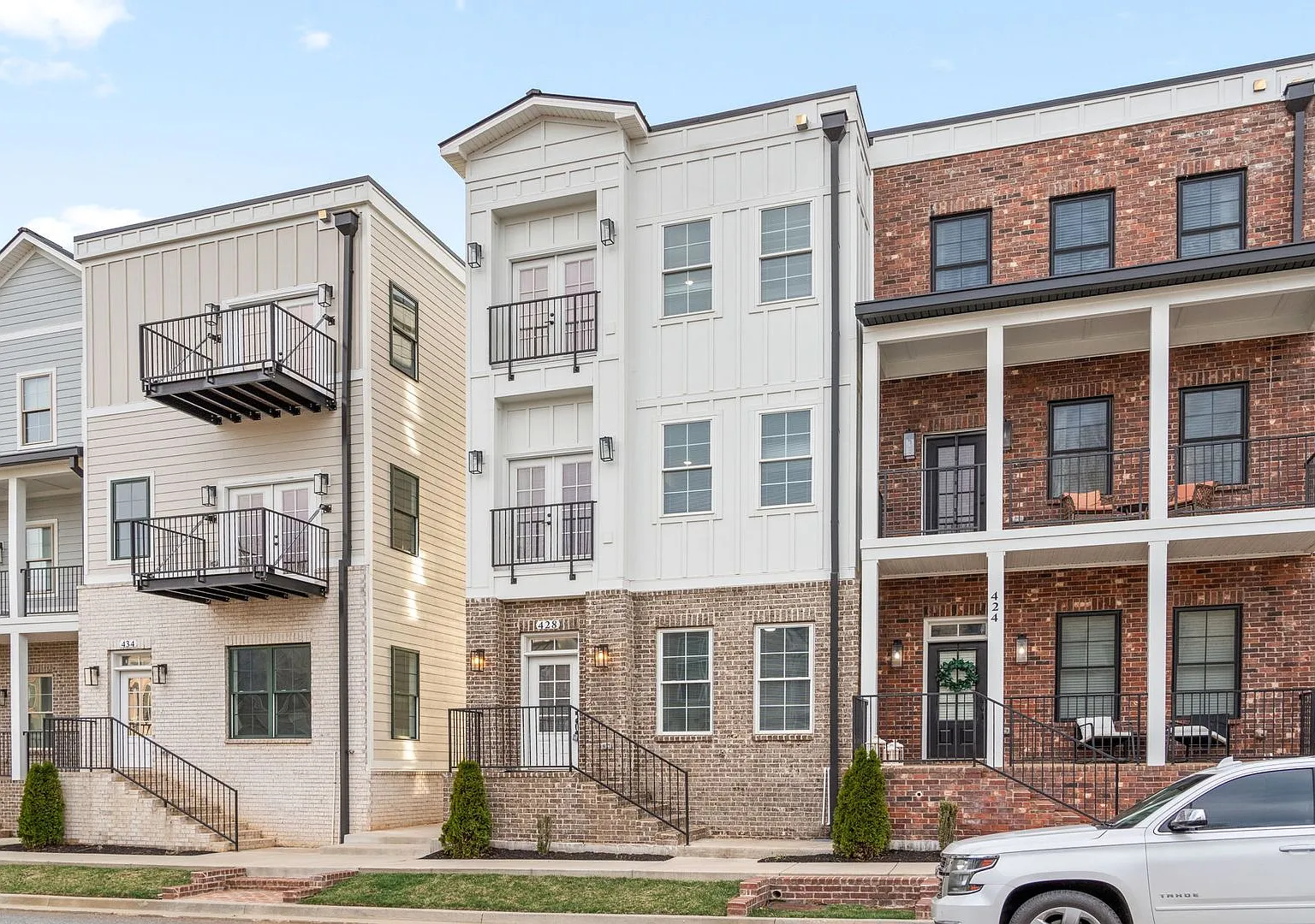 Gorgeous 3 Story 4 Bedroom Pet Friendly Home For Rent! — Photo 3