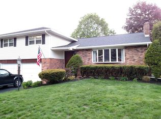 14 Cliff Top Dr, Loudonville, NY 12211