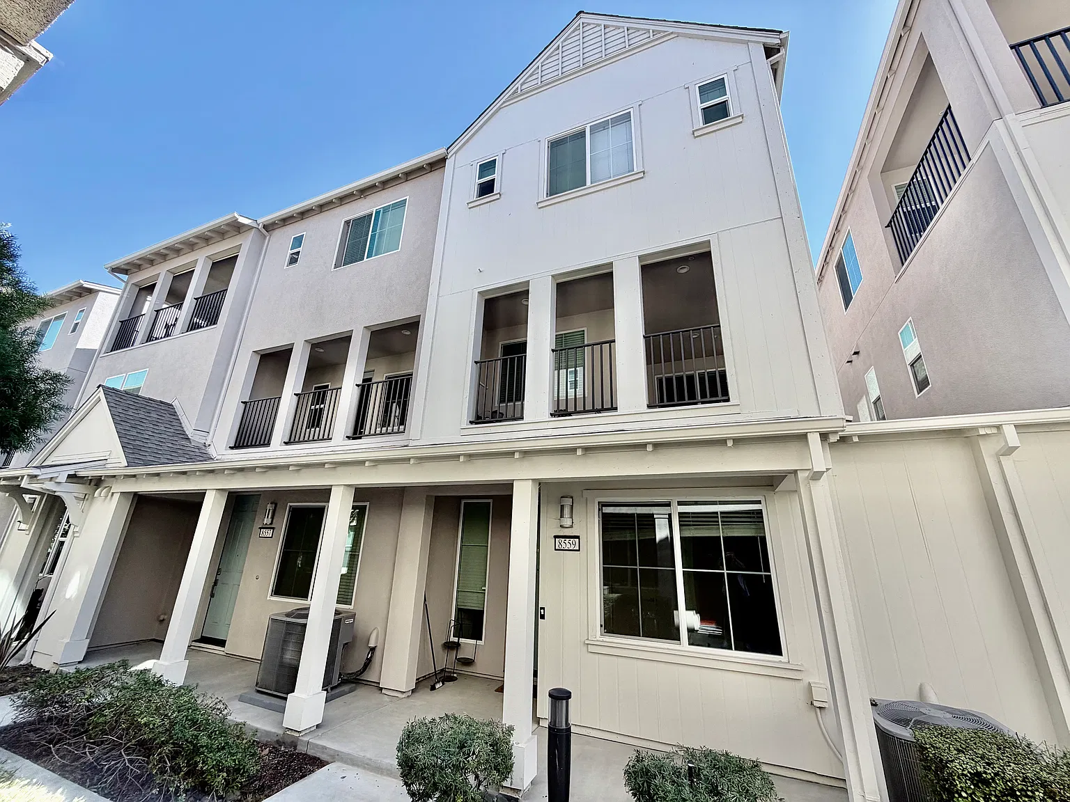 5 bed, 3.5 bath, 1680 sqft, $4,395 — Photo 3