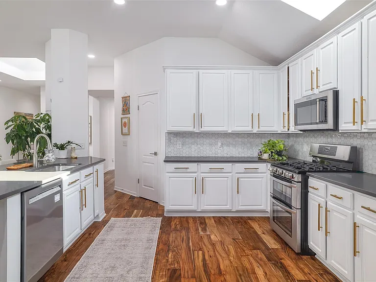 8820 Escabosa Dr — Photo 10
