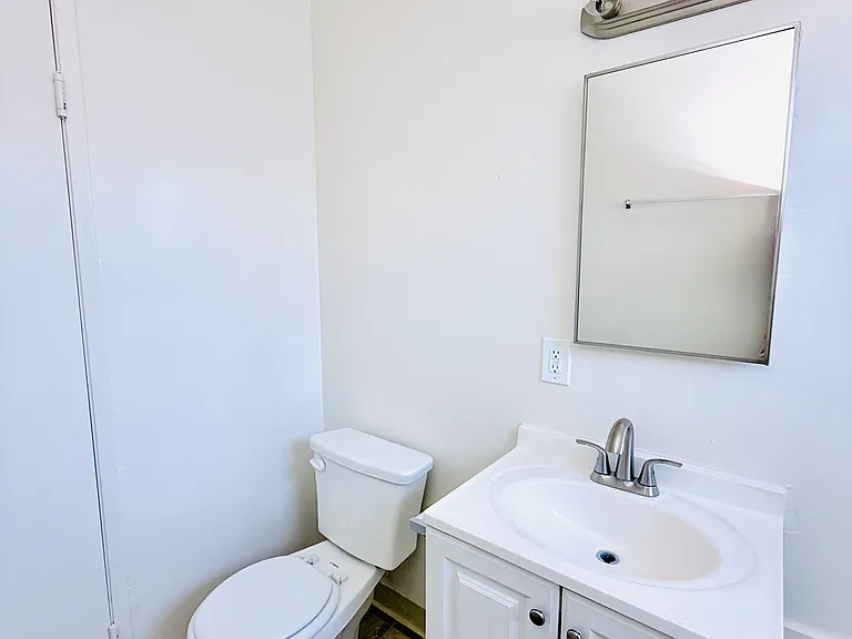13635 Runnymede St #8 — Photo 10