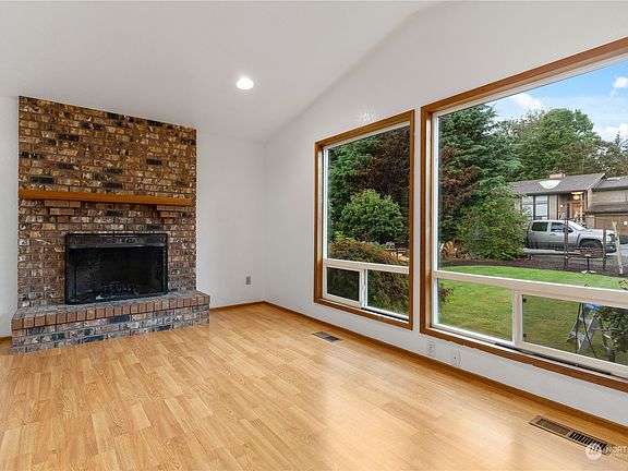 4th image of 1707 106th Avenue Ct E