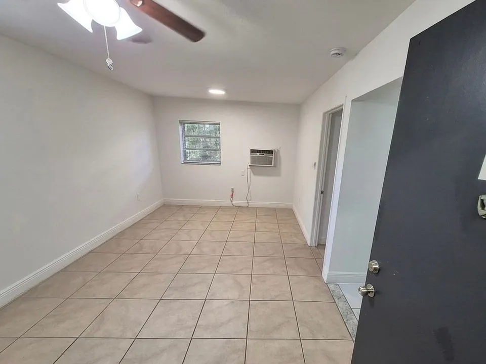 979 NW 4th St