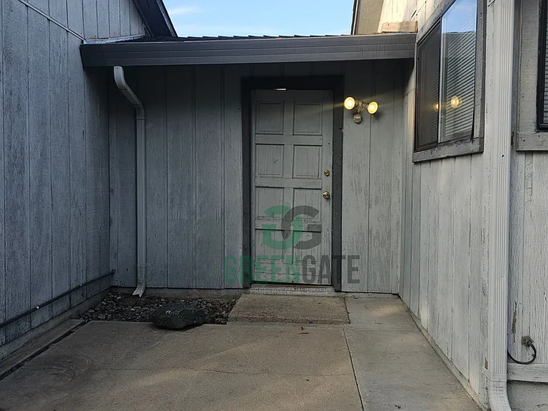 532-534 Melrose St — Photo 33