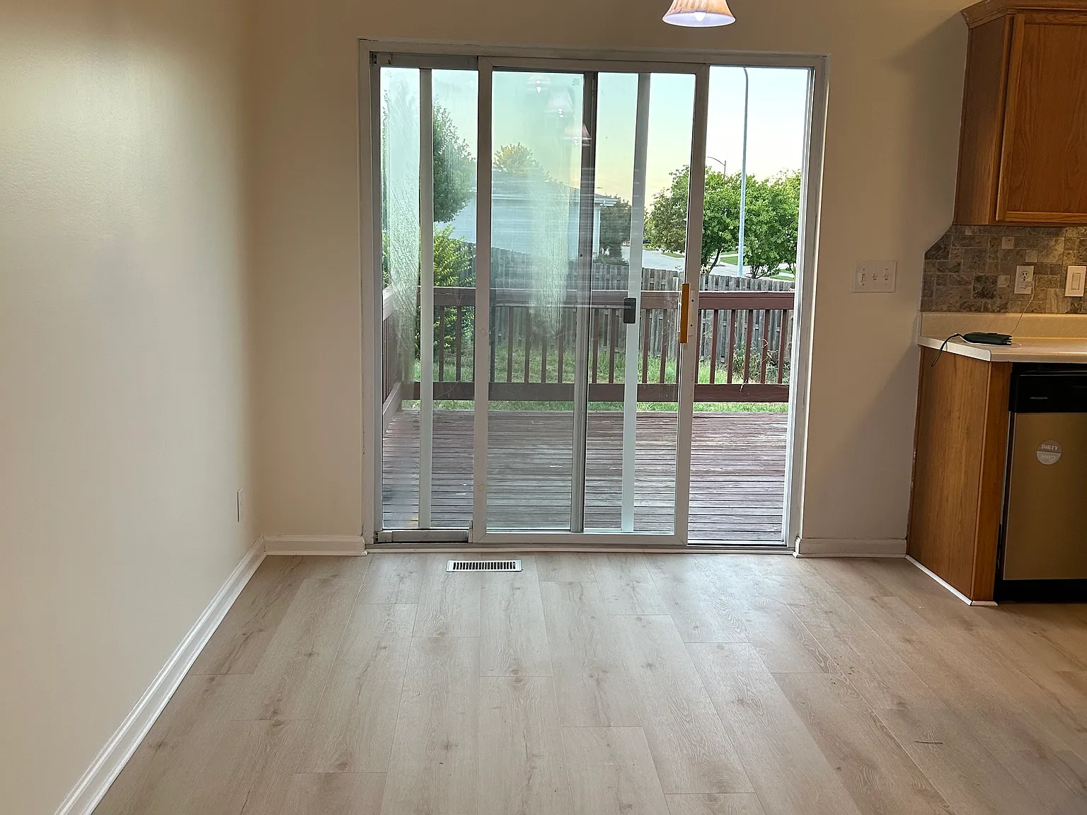 3 bed, 1422 sqft, $2,000 — Photo 3
