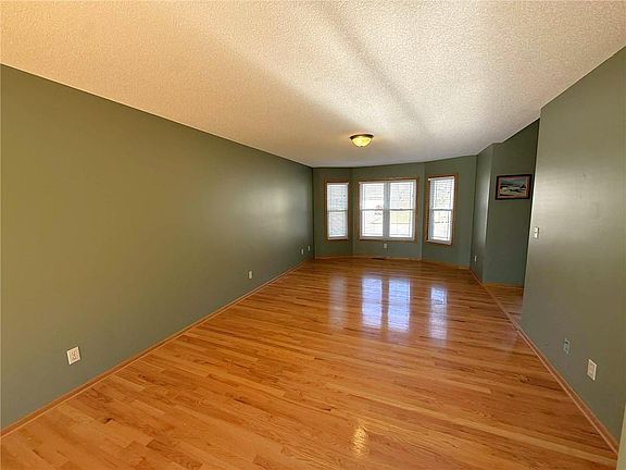 4th image of 822 W Edwards St